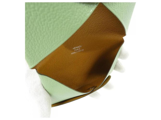 Hermès Tarjetero Hermes Calvi Verso Verde claro Camello - vista 4