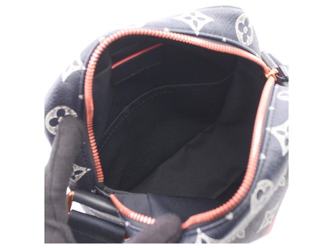 Borsa a tracolla Louis Vuitton Danube PM Monogram Ink Bianco Rosso Blu navy - vista 3