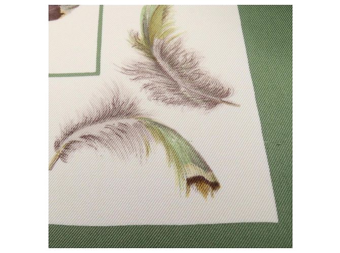 Silk In Hermès Foulard Hermes Carre 90 Plumes Verde Crudo - vista 7