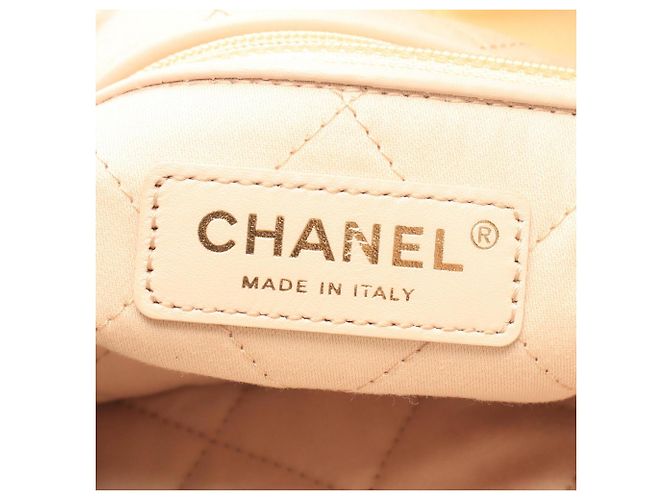 Borsa a tracolla Chanel Matelassé 22 Large Bianco Crudo - vista 4