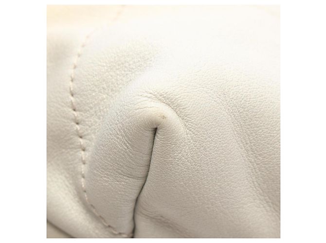 Borsa a tracolla Chanel Matelassé 22 Large Bianco Crudo - vista 6