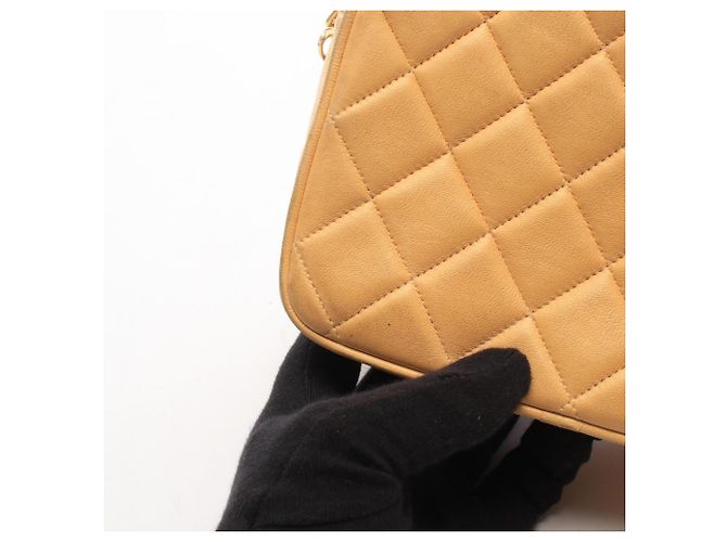 Borsa a tracolla Chanel Matelassé con nappina Beige - vista 10