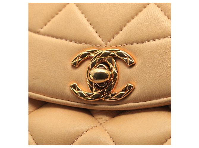Borsa a tracolla Chanel Matelassé con nappina Beige - vista 13