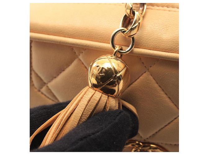 Borsa a tracolla Chanel Matelassé con nappina Beige - vista 14