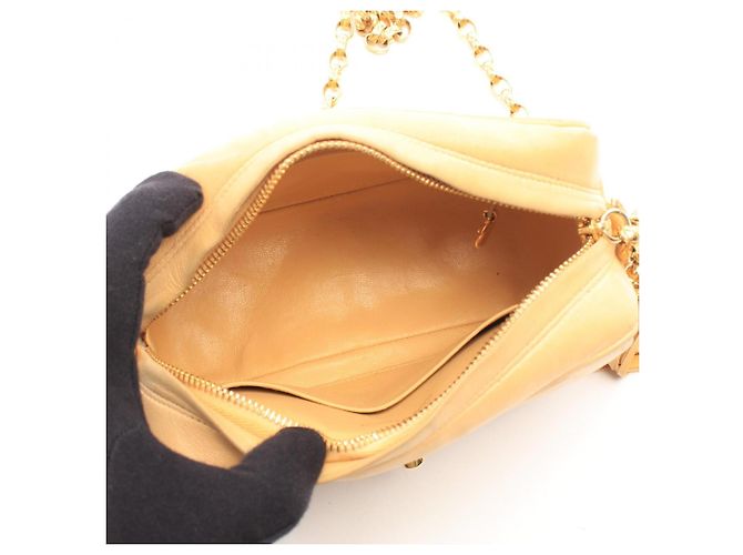 Borsa a tracolla Chanel Matelassé con nappina Beige - vista 3