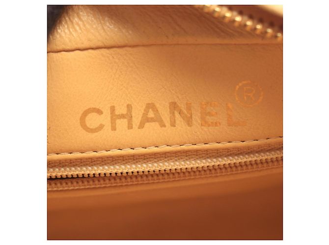 Borsa a tracolla Chanel Matelassé con nappina Beige - vista 4