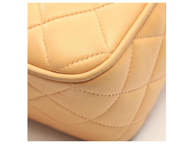 Borsa a tracolla Chanel Matelassé con nappina Beige - vista 9