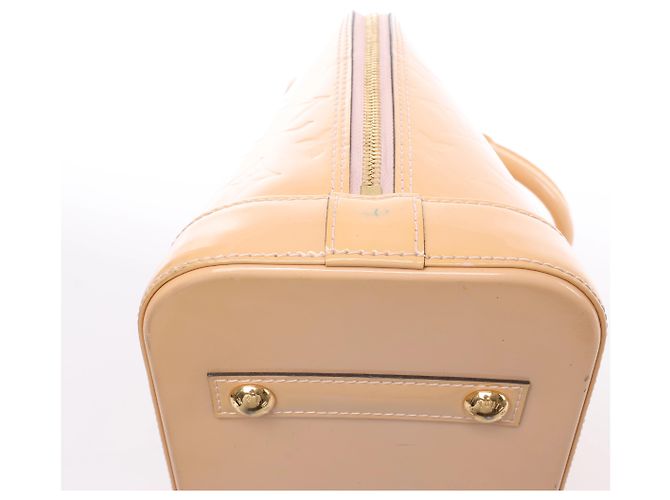 Borsa Louis Vuitton Alma PM Vernis in Beige M90170 - vista 11