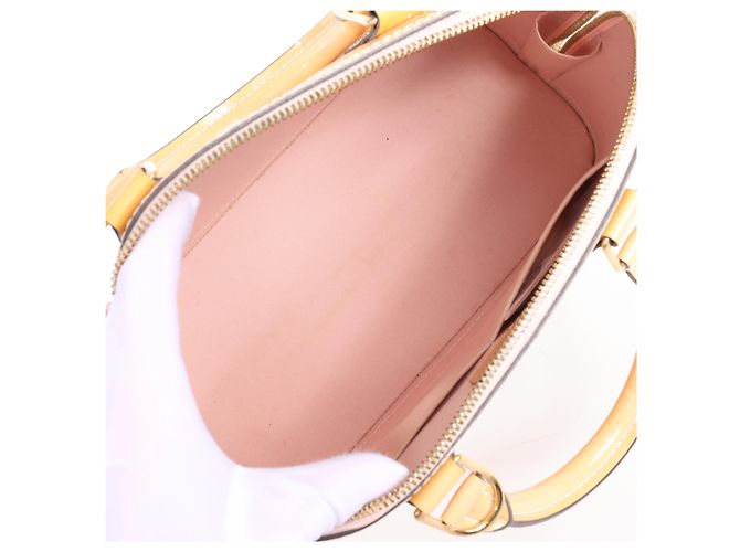 Borsa Louis Vuitton Alma PM Vernis in Beige M90170 - vista 13