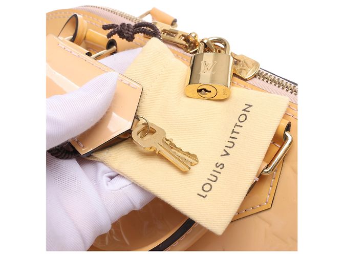 Borsa Louis Vuitton Alma PM Vernis in Beige M90170 - vista 15