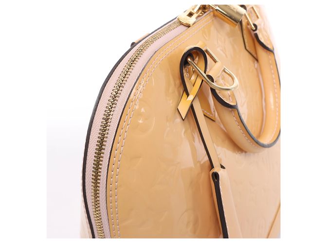 Borsa Louis Vuitton Alma PM Vernis in Beige M90170 - vista 4