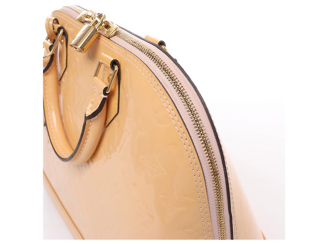 Borsa Louis Vuitton Alma PM Vernis in Beige M90170 - vista 5