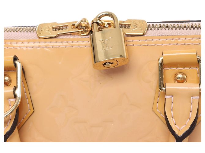 Borsa Louis Vuitton Alma PM Vernis in Beige M90170 - vista 6