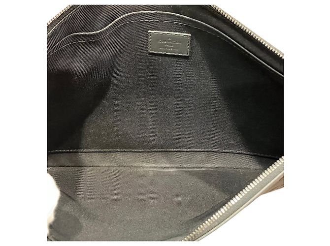 Louis Vuitton Monogram Shadow Pochette Discovery Clutch Bag Nero - vista 5