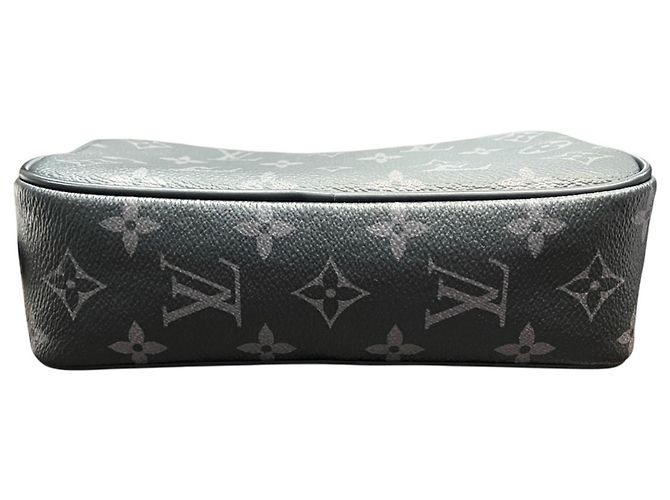 Louis Vuitton Monogram Eclipse Trouse Toilette PM Pochette - vista 3