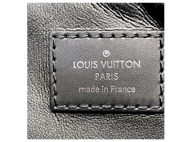 Louis Vuitton Monogram Eclipse Trouse Toilette PM Pochette - vista 4