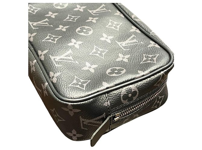 Louis Vuitton Monogram Eclipse Trouse Toilette PM Pochette - vista 8