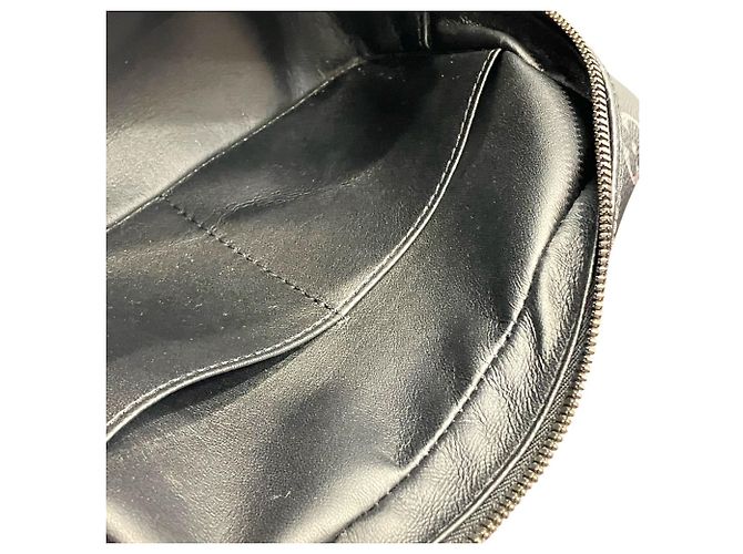 Louis Vuitton Monogram Eclipse Trouse Toilette PM Pochette - vista 9