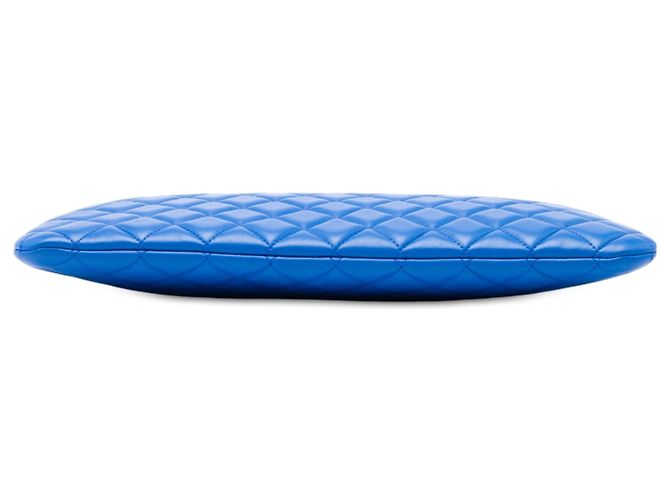 Clutch Chanel Blue Large Quilted Lambskin O Case - vista 3