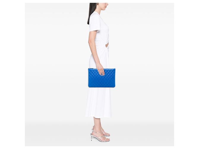 Clutch Chanel Blue Large Quilted Lambskin O Case - vista 5