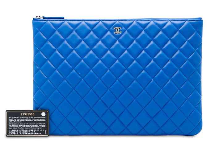 Clutch Chanel Blue Large Quilted Lambskin O Case - vista 6