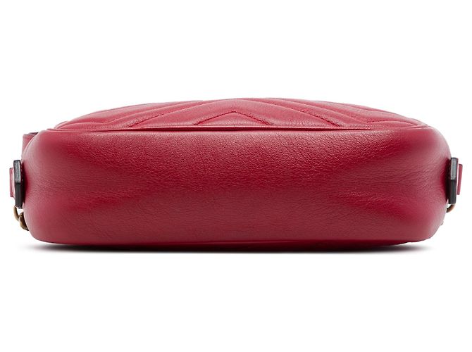 Gucci Mini GG Marmont Crossbody aus gestepptem Leder in Rot - Ansicht 3