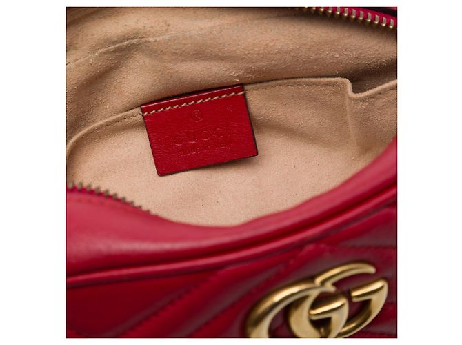 Gucci Mini GG Marmont Crossbody aus gestepptem Leder in Rot - Ansicht 5
