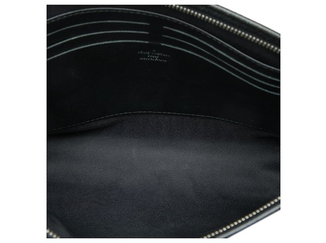 Louis Vuitton Black Taiga Articles de Voyage Pochette Voyage MM Nero - vista 4