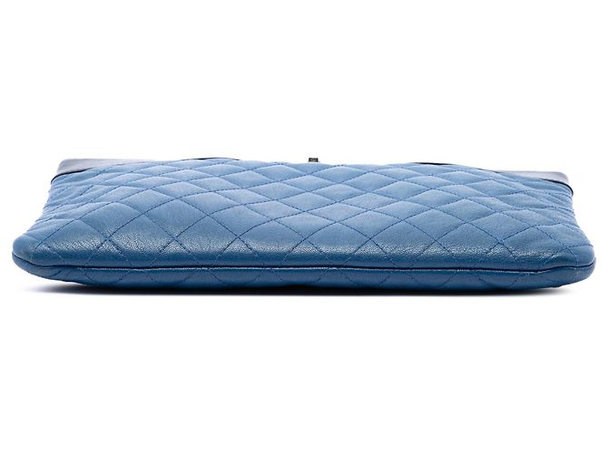 Chanel Blue Medium Bicolor Quilted Sheepskin Mademoiselle O Case Clutch - vista 3