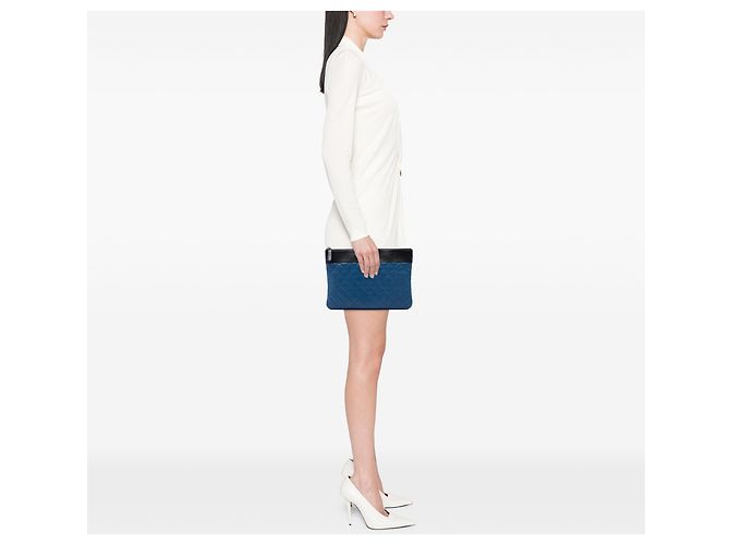 Chanel Blue Medium Bicolor Quilted Sheepskin Mademoiselle O Case Clutch - vista 6