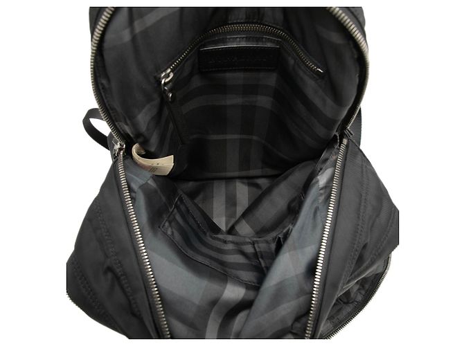 Burberry Nylon-Rucksack mit schwarzen Lederdetails - Ansicht 4