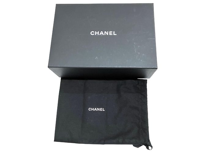Borsa a tracolla Chanel Matelassé in pelle caviar Nero - vista 5