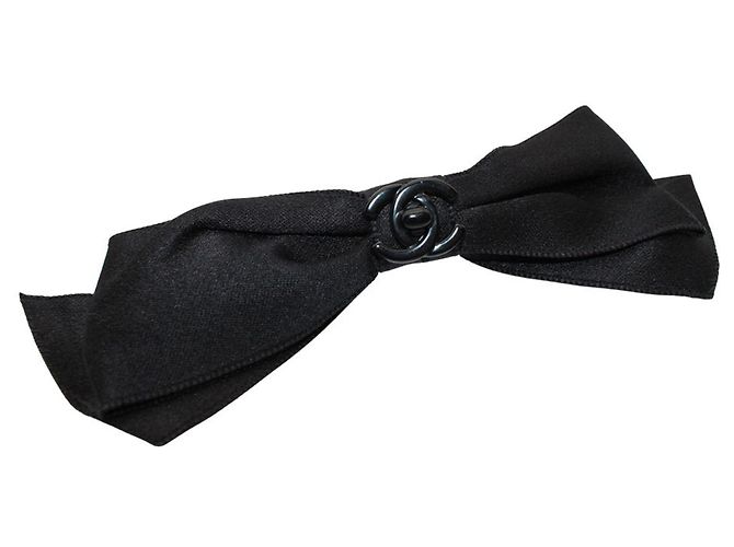 Fermi capelli in raso nero Chanel - vista 5