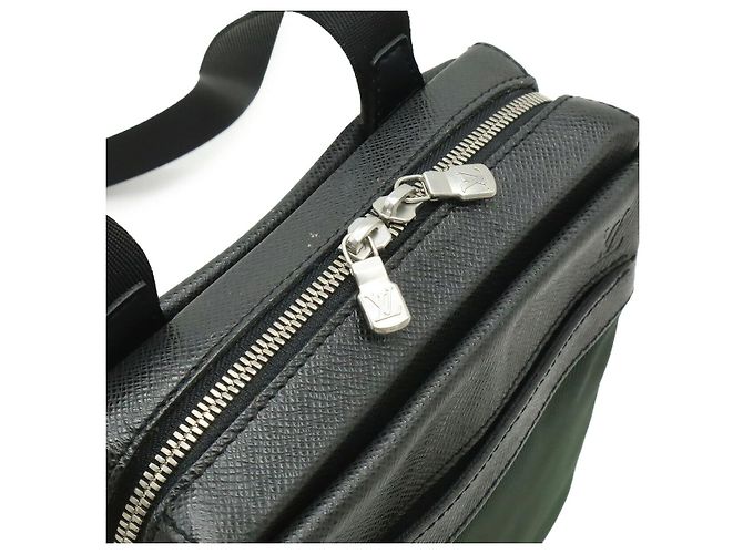Louis Vuitton Borsa crossbody Taiga Sayan Nero - vista 6