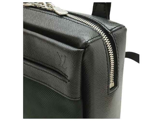 Louis Vuitton Borsa crossbody Taiga Sayan Nero - vista 8
