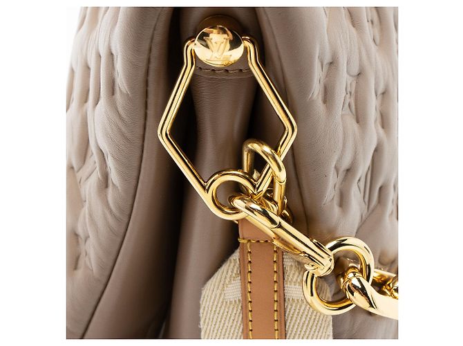 Bolsa de Ombro Coussin MM em pele de cordeiro com Monograma em relevo Louis Vuitton Marrom - vista 10