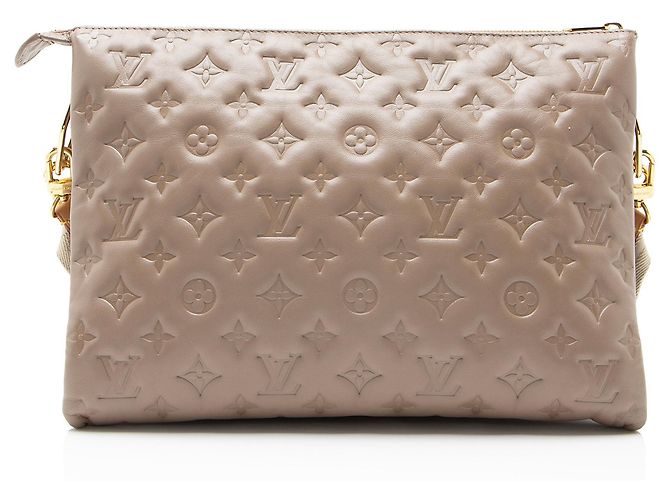 Bolsa de Ombro Coussin MM em pele de cordeiro com Monograma em relevo Louis Vuitton Marrom - vista 3