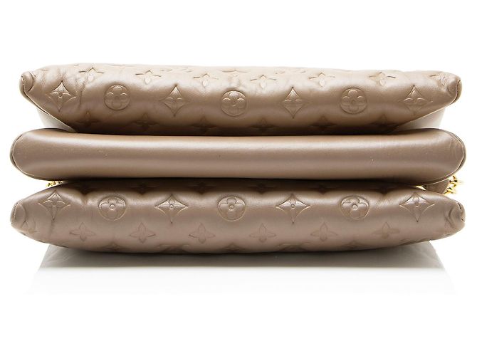 Bolsa de Ombro Coussin MM em pele de cordeiro com Monograma em relevo Louis Vuitton Marrom - vista 4