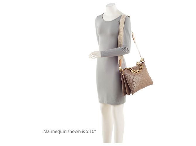 Bolsa de Ombro Coussin MM em pele de cordeiro com Monograma em relevo Louis Vuitton Marrom - vista 5