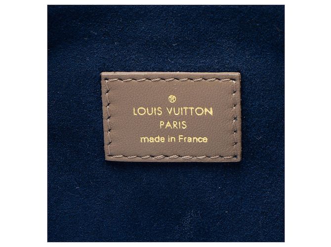 Bolsa de Ombro Coussin MM em pele de cordeiro com Monograma em relevo Louis Vuitton Marrom - vista 7