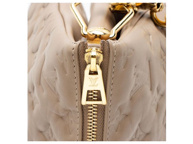 Bolsa de Ombro Coussin MM em pele de cordeiro com Monograma em relevo Louis Vuitton Marrom - vista 8