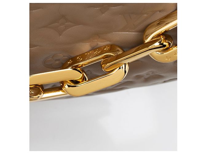 Bolsa de Ombro Coussin MM em pele de cordeiro com Monograma em relevo Louis Vuitton Marrom - vista 9