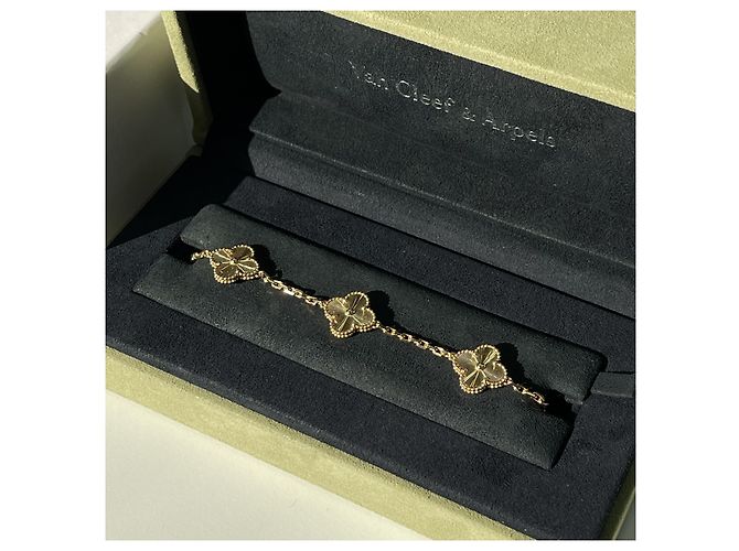 Van Cleef & Arpels Bracciale Vintage Alhambra Motivi Guilloché Oro Giallo - vista 3