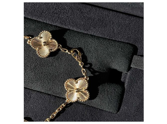 Van Cleef & Arpels Bracciale Vintage Alhambra Motivi Guilloché Oro Giallo - vista 5