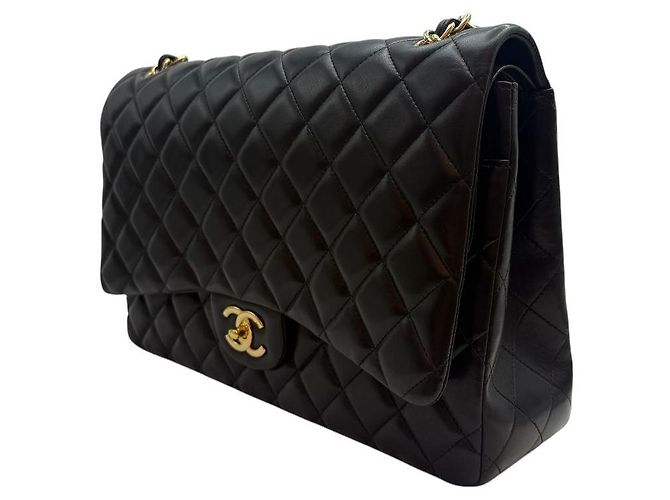 Chanel Bolsa Classic Flap em pele de cordeiro com ferragens douradas Maxi Preto - vista 3