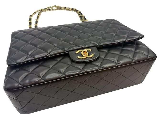 Chanel Bolsa Classic Flap em pele de cordeiro com ferragens douradas Maxi Preto - vista 5