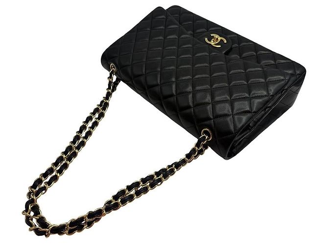 Chanel Bolsa Classic Flap em pele de cordeiro com ferragens douradas Maxi Preto - vista 6