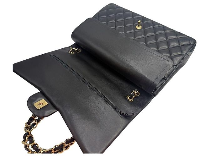 Chanel Bolsa Classic Flap em pele de cordeiro com ferragens douradas Maxi Preto - vista 7