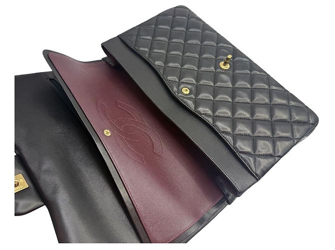 Chanel Bolsa Classic Flap em pele de cordeiro com ferragens douradas Maxi Preto - vista 8
