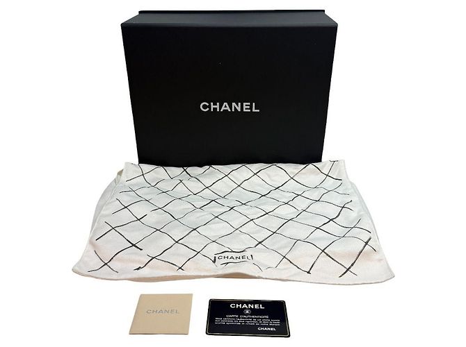 Chanel Bolsa Classic Flap em pele de cordeiro com ferragens douradas Maxi Preto - vista 9